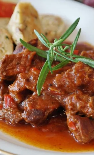 Zartes Hirschgulasch vom Pfälzer Hirsch mit Semmelknödeln und Preiselbeerrotkohl