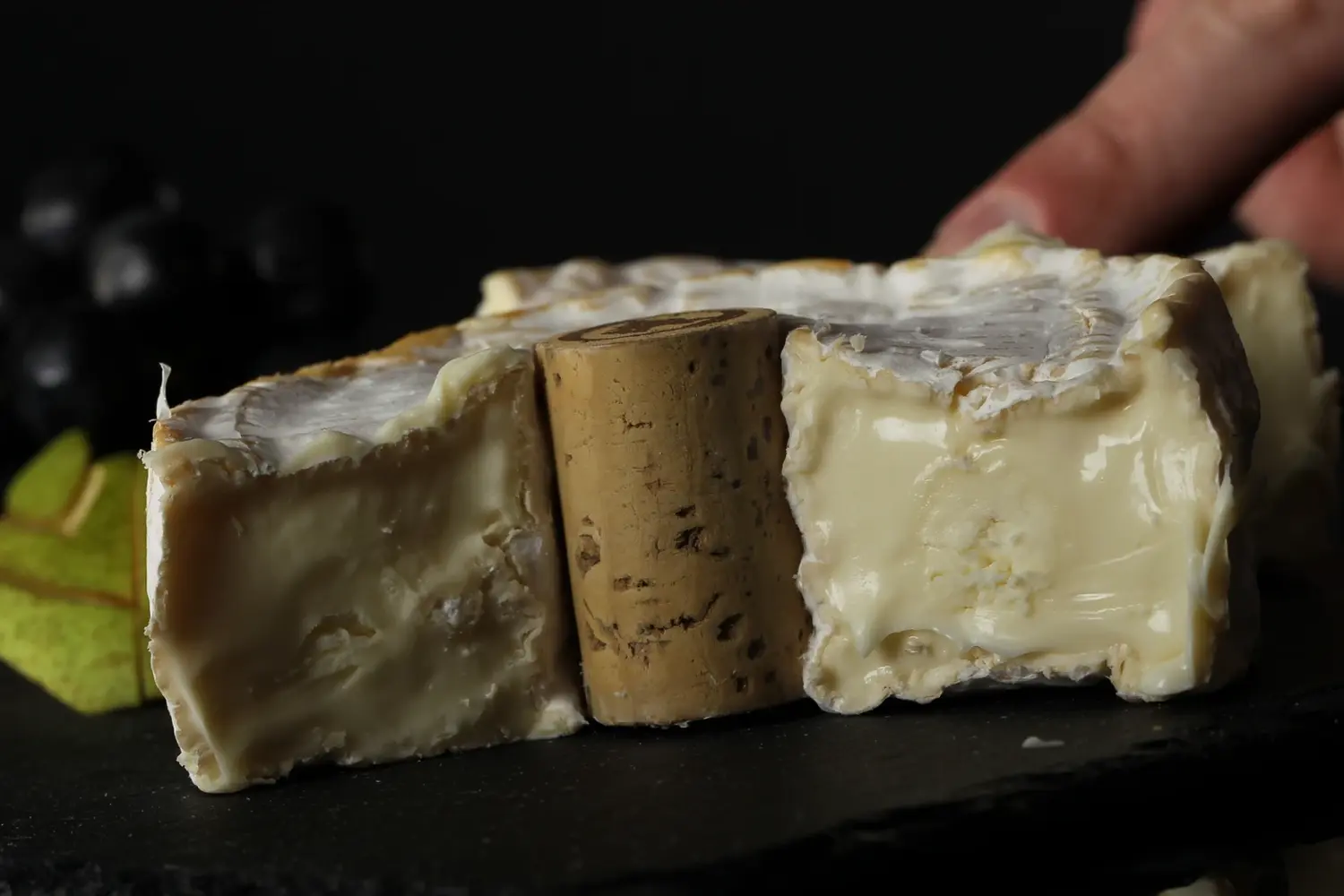 ein weichgereifter Käse aus der Normandie, Frankreich. von Kobelaise Party & Cateringservice und Käsesommlier