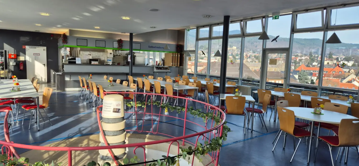Sitzbereich der Kantina Kobelaise mit Panoramafenstern über Neustadt