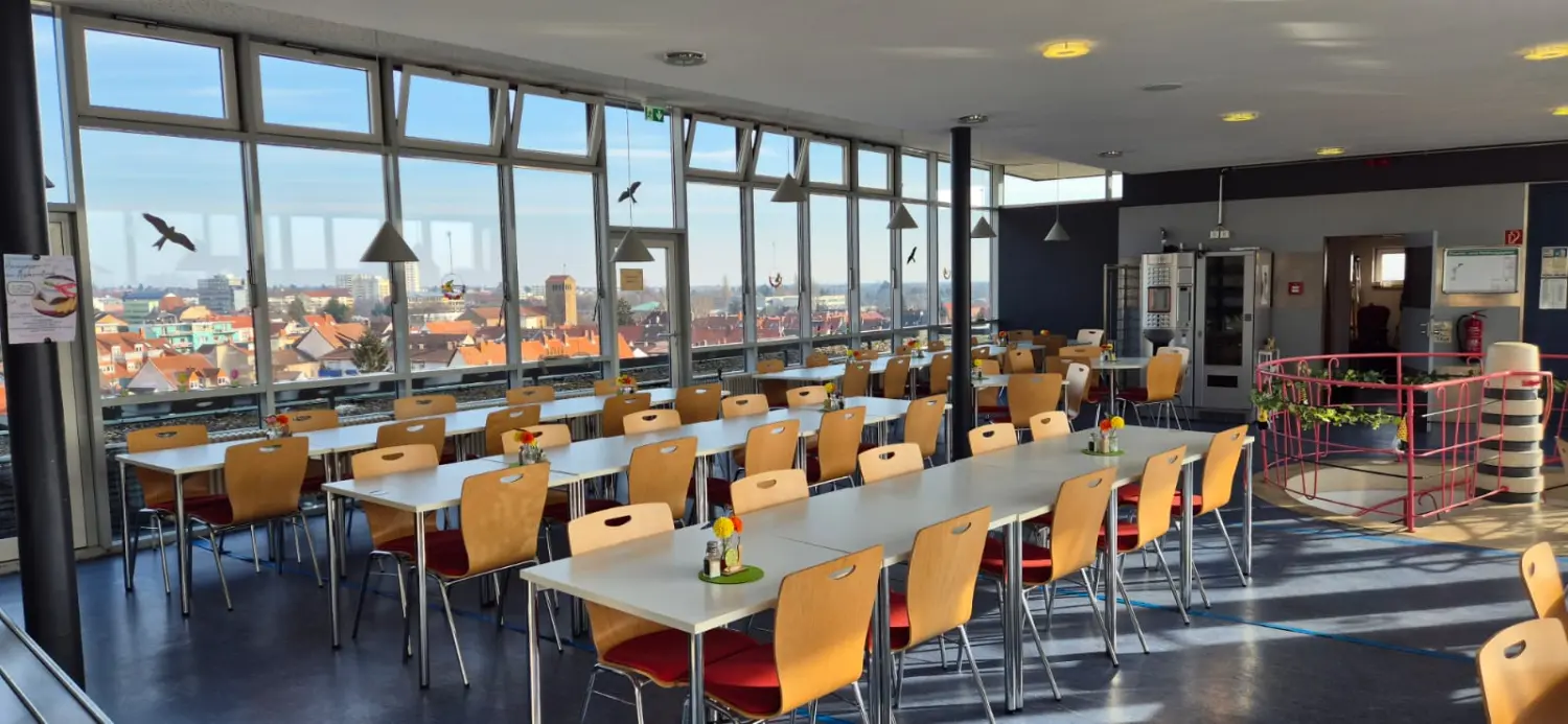 Speisesaal der Kantina Kobelaise mit Blick über die Dächer von Neustadt