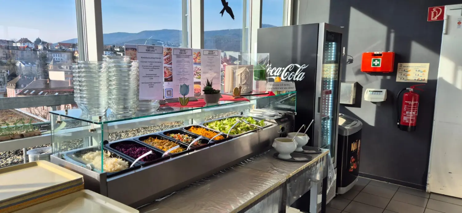 Salatbuffet in der Kantina Kobelaise mit frischen Salaten zur Selbstbedienung